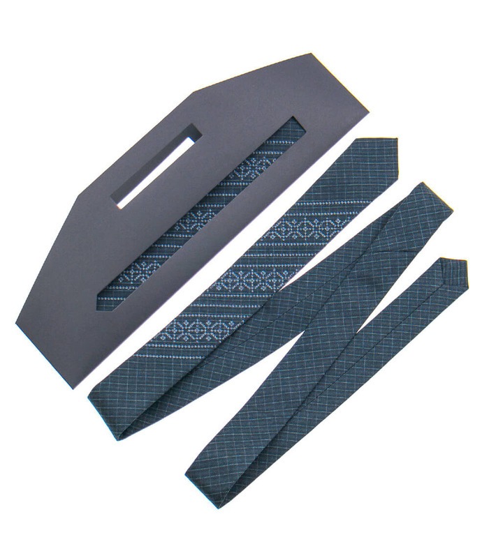 Вузька краватка з вишивкою 837