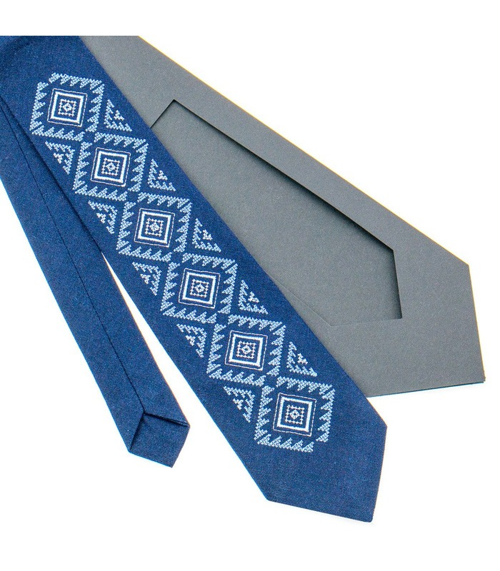 Галстук ᐉ Вышитый галстук синего цвета 929, натуральный лен ※ Украина