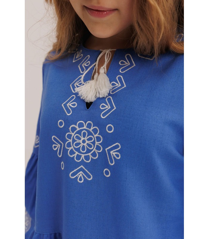 синее вышитое детское платье