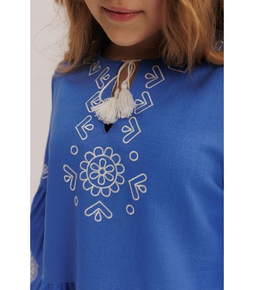 синее вышитое детское платье